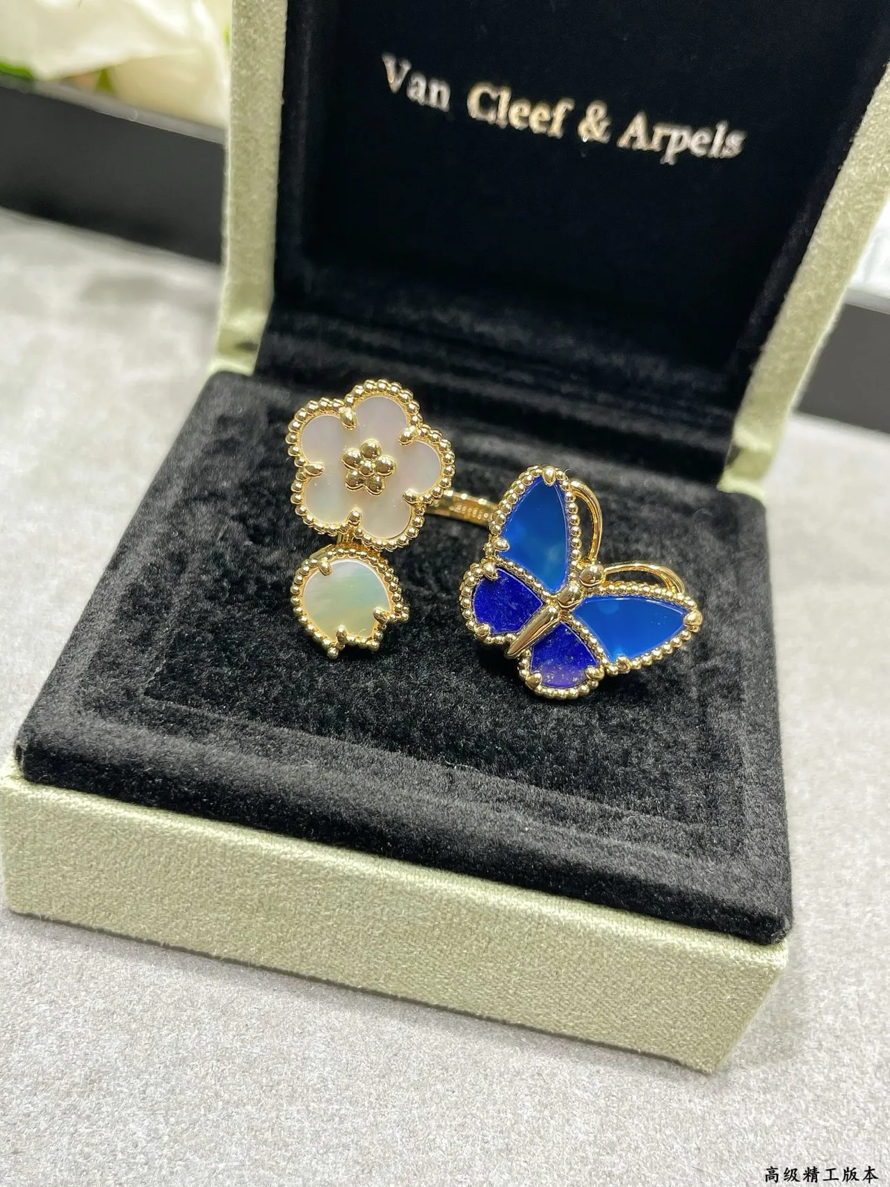 Broche de mariposa de esmalte con perlas azules y bisel en oro 8