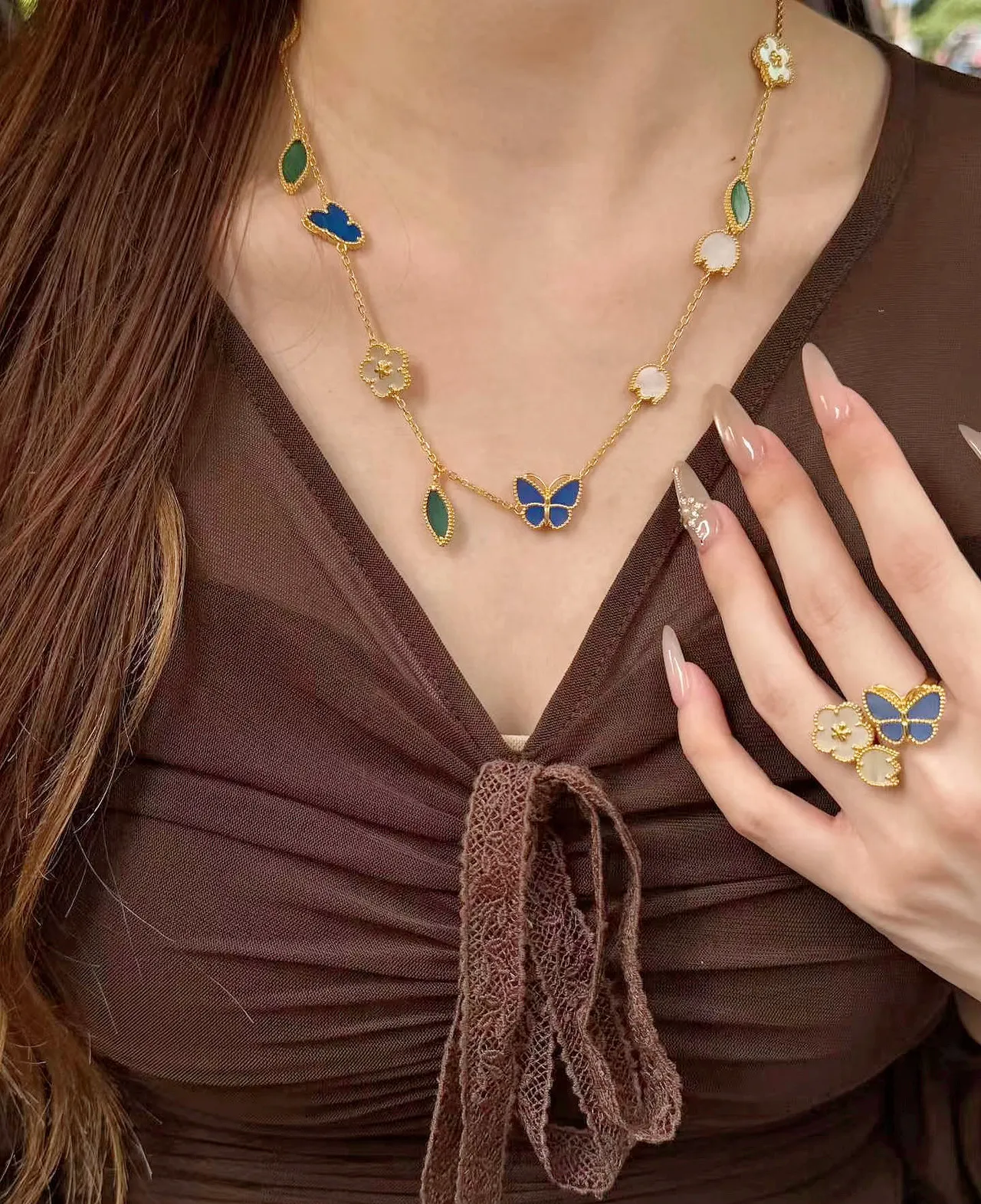 Broche de mariposa de esmalte con perlas azules y bisel en oro 9