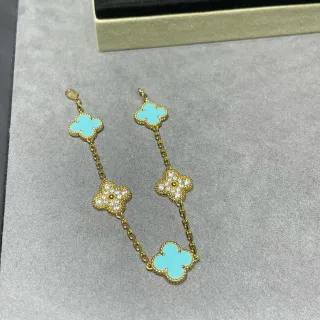 Pulsera de charms en forma de trébol con cadena de eslabones dorada y azul