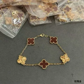 Bracelete de Charms de Trevo de Quatro Folhas em Ouro Marrom, Acabamento de Esmalte e Texturizado