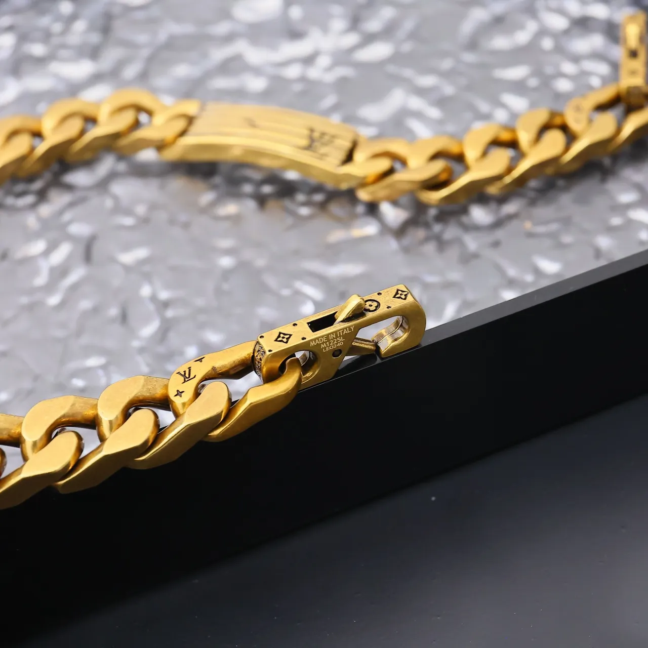 Gold Chunky Curb Chain Engraved Central Bar Bracelet 4