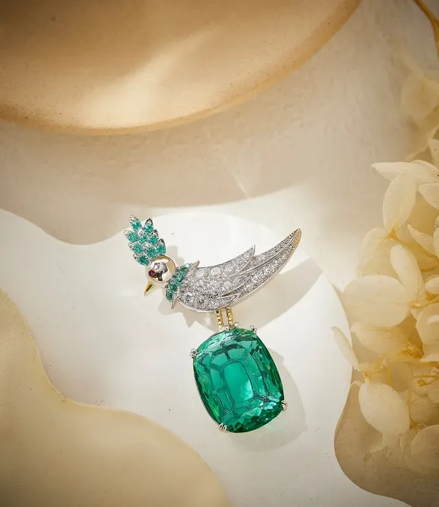 Gold Green Bird-Shaped Emerald-and-Diamond Brooch 3