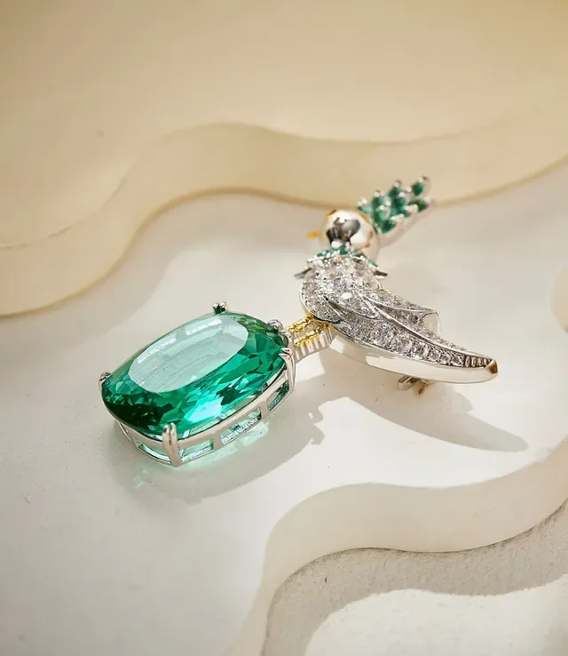 Gold Green Bird-Shaped Emerald-and-Diamond Brooch 6