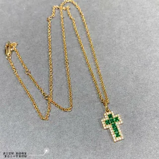 Collier chaîne curb or vert pavé-set avec pendentif croix