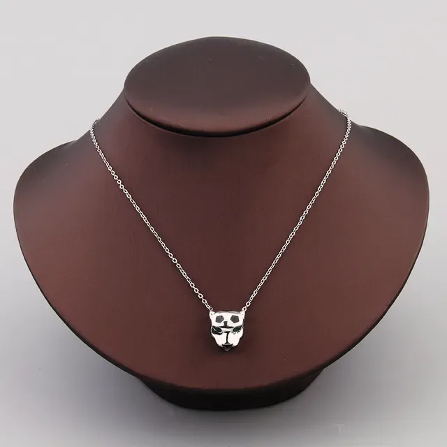 Collier avec pendentif tête de panthère en or et vert avec détail d'émail 3