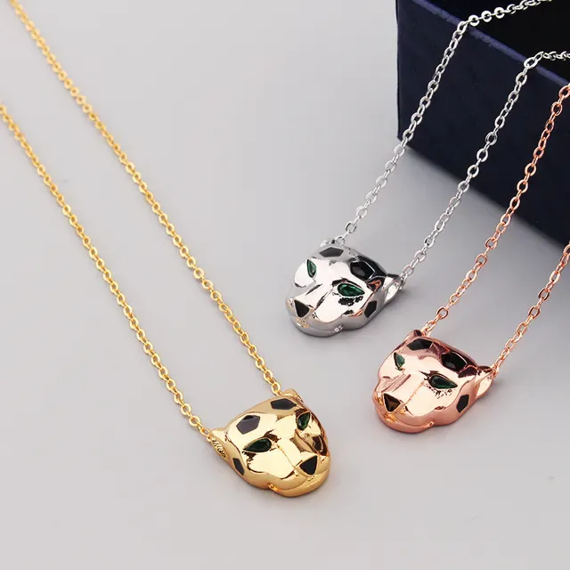Collier avec pendentif tête de panthère en or et vert avec détail d'émail 6