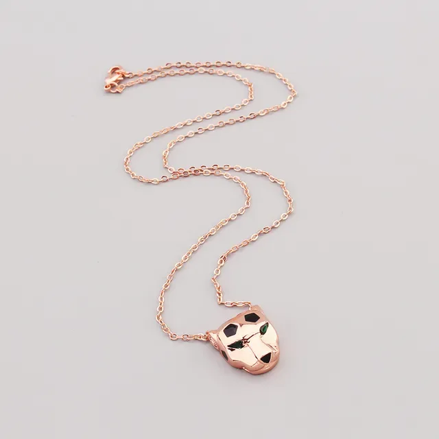 Collier avec pendentif tête de panthère en or et vert avec détail d'émail 8