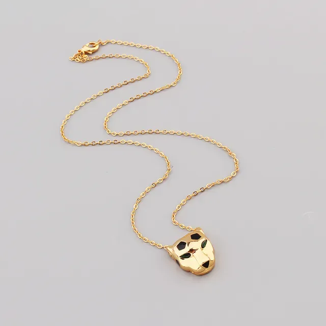 Collier avec pendentif tête de panthère en or et vert avec détail d'émail 9