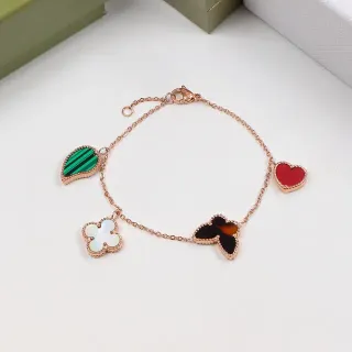 Pulseira de corrente dourada multicolor com quatro pingentes de charme