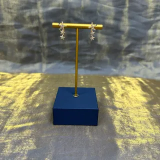 Brincos dourados com formato de estrela cor marinho pendentes