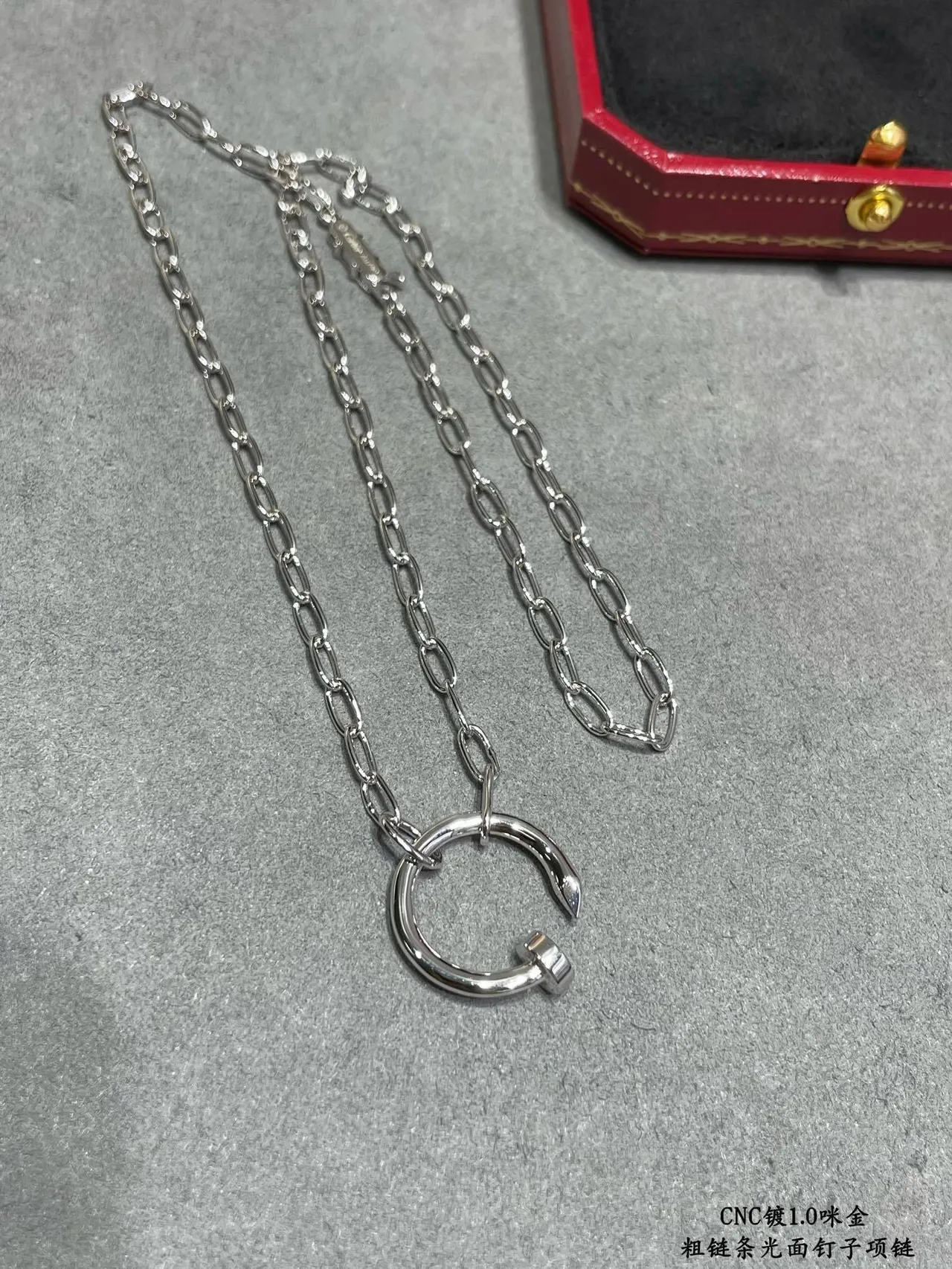 Gold Oval-Link Chain Circular Clasp-Style Pendant Necklace 3