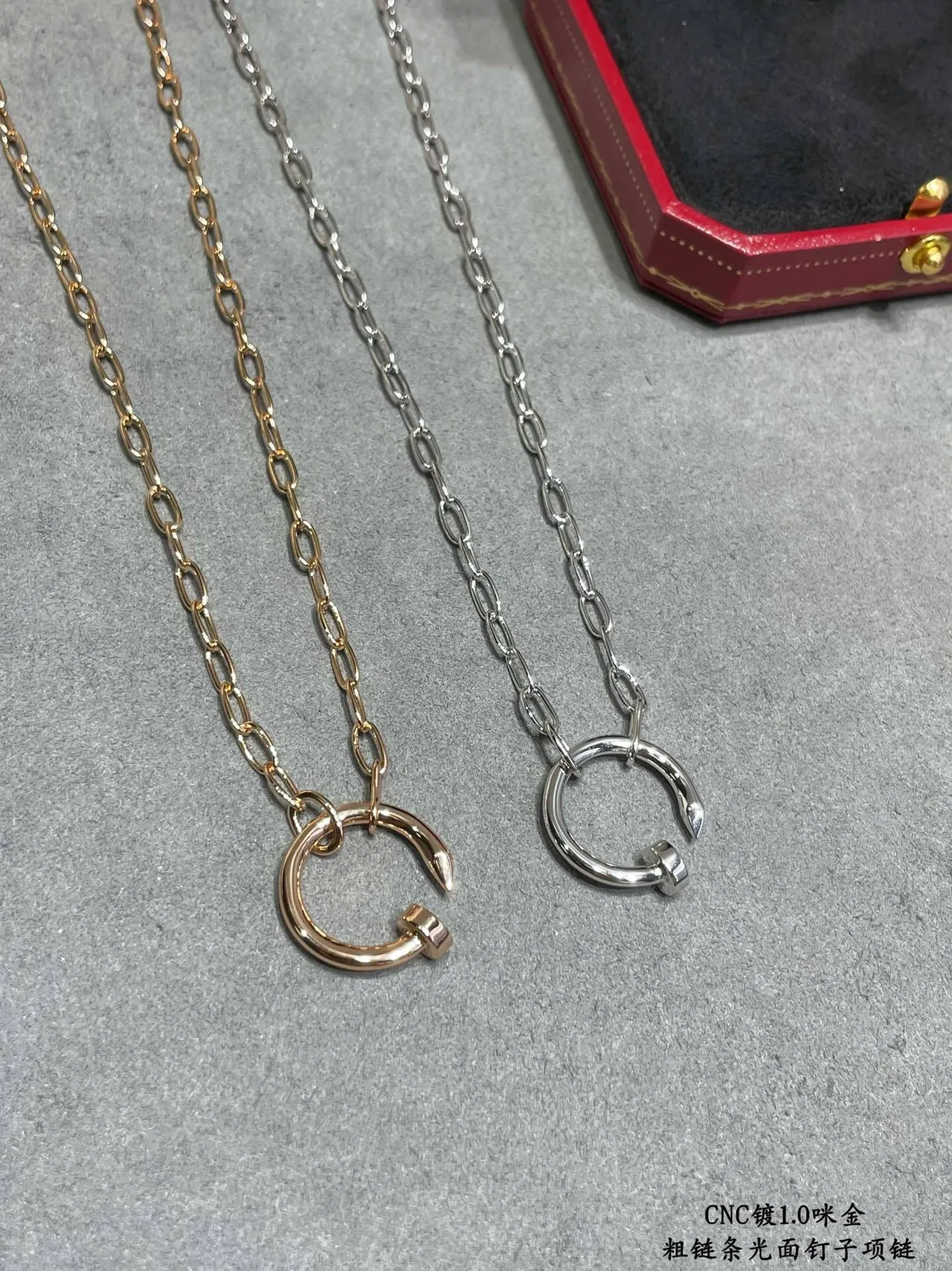 Gold Oval-Link Chain Circular Clasp-Style Pendant Necklace 5