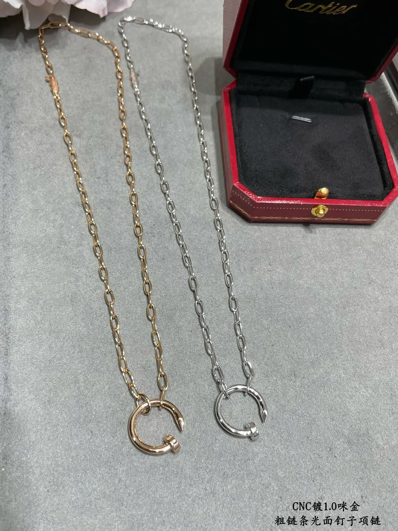 Gold Oval-Link Chain Circular Clasp-Style Pendant Necklace 8