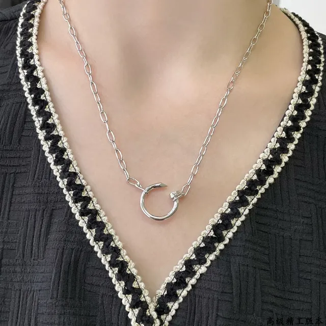 Gold Oval-Link Chain Circular Clasp-Style Pendant Necklace 9
