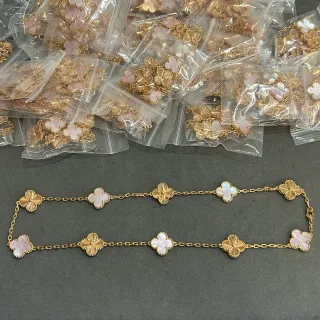 Colar de corrente de ouro rosa com motivos de trevo de quatro folhas
