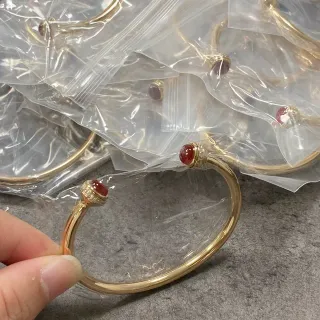 Pulsera de piedra cabochon roja de oro