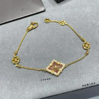 Pulsera de cadena roja con motivo floral esmaltado en dorado