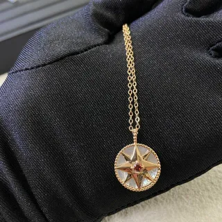 Colar com pendentif de estrela de bússola dourado vermelho com inlay de madrepérola