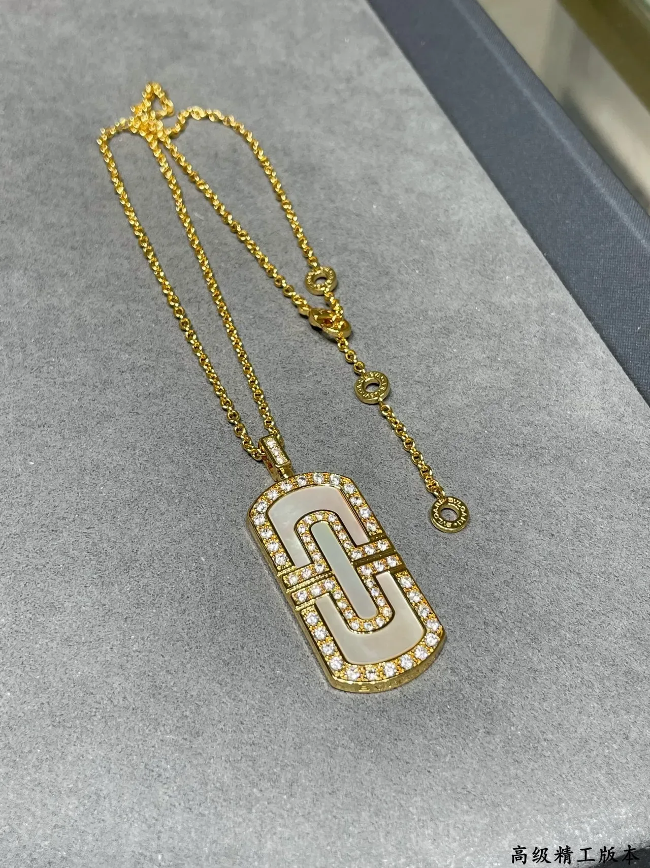 Colares dog-tag em ouro, prata e ouro rosa com madrepérola e cristal pavé 5