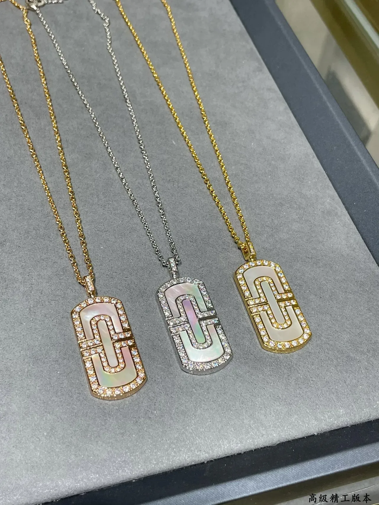 Colares dog-tag em ouro, prata e ouro rosa com madrepérola e cristal pavé 8