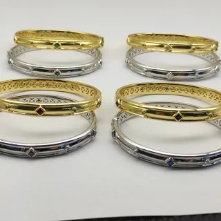 Pulsera de metal con patrón de rejilla abierta en dos tonos dorado y plata