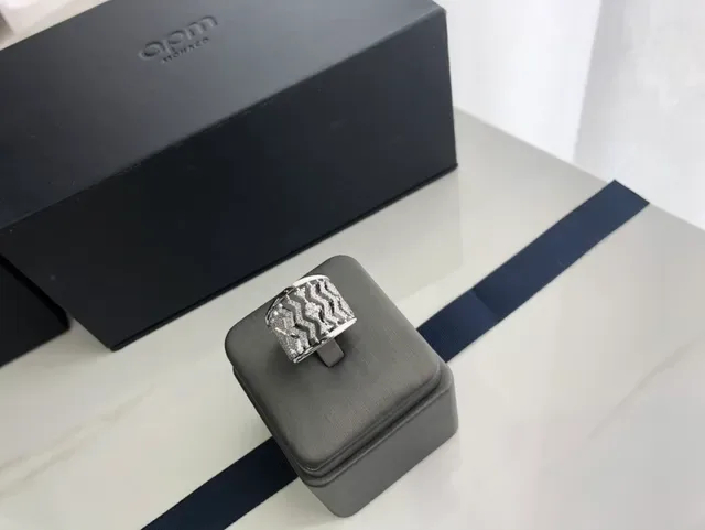 Gold Silver Wide Band Pavé-Set Stones Ring 4