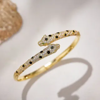 Pulseira de tom dourado con duas cabeças de pantera pavé spot