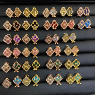 Brincos de cristal esmaltado com filigrana de quatrefoil em tons de ouro
