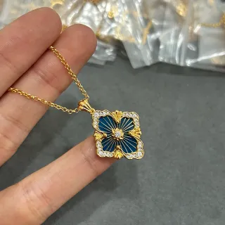 Colar com pingante de cristal esmalhado floral azul tom dourado
