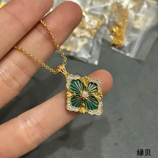 Collier pendentif en or doré floral à quatre feuillets en émail et cristal