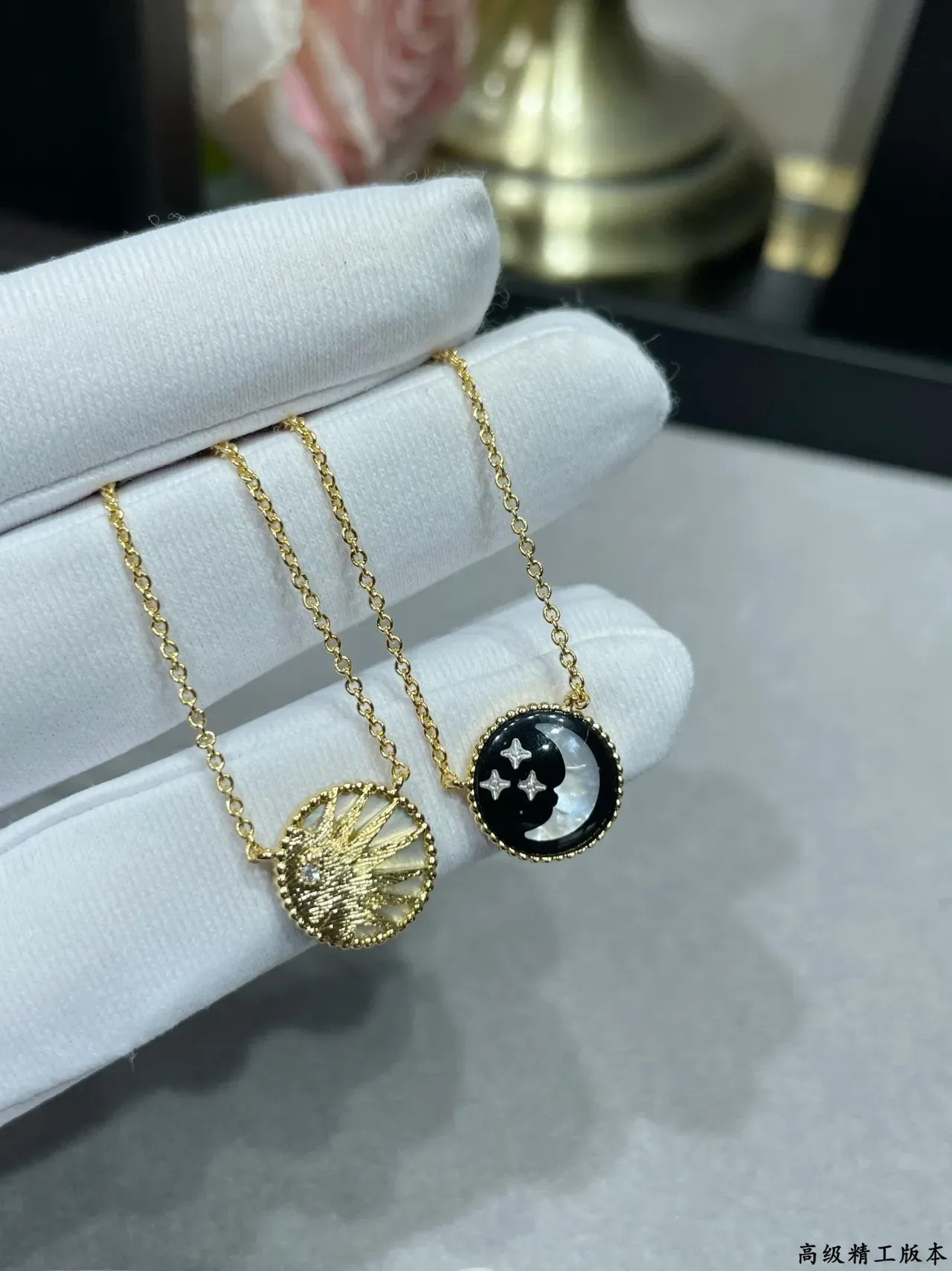 Collier pendentif lune et étoiles en émail doré 3