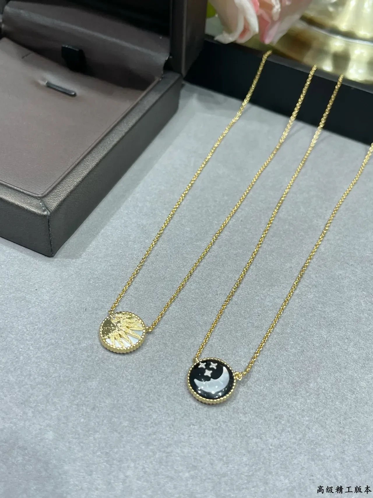Collier pendentif lune et étoiles en émail doré 4