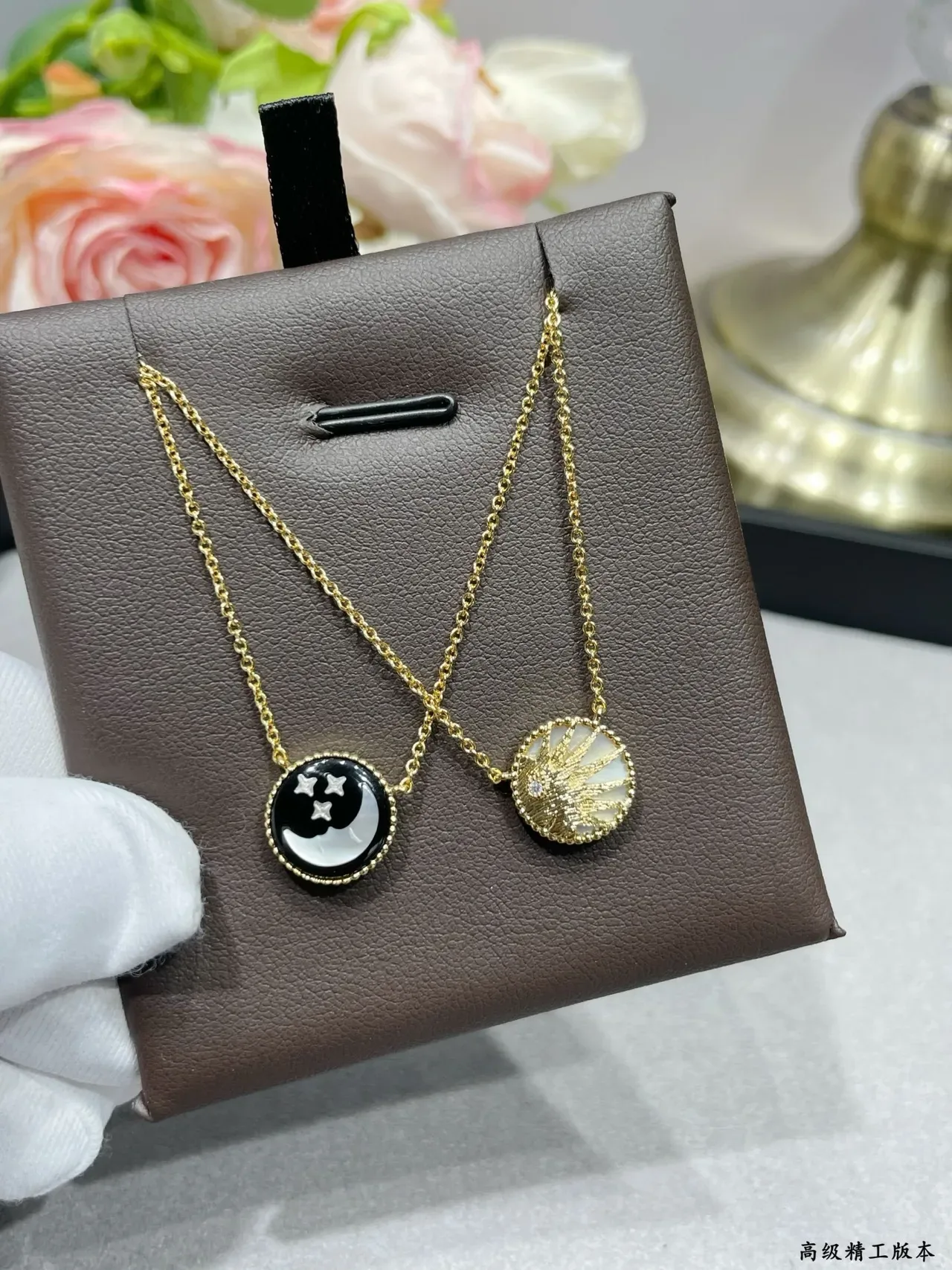 Collier pendentif lune et étoiles en émail doré 5
