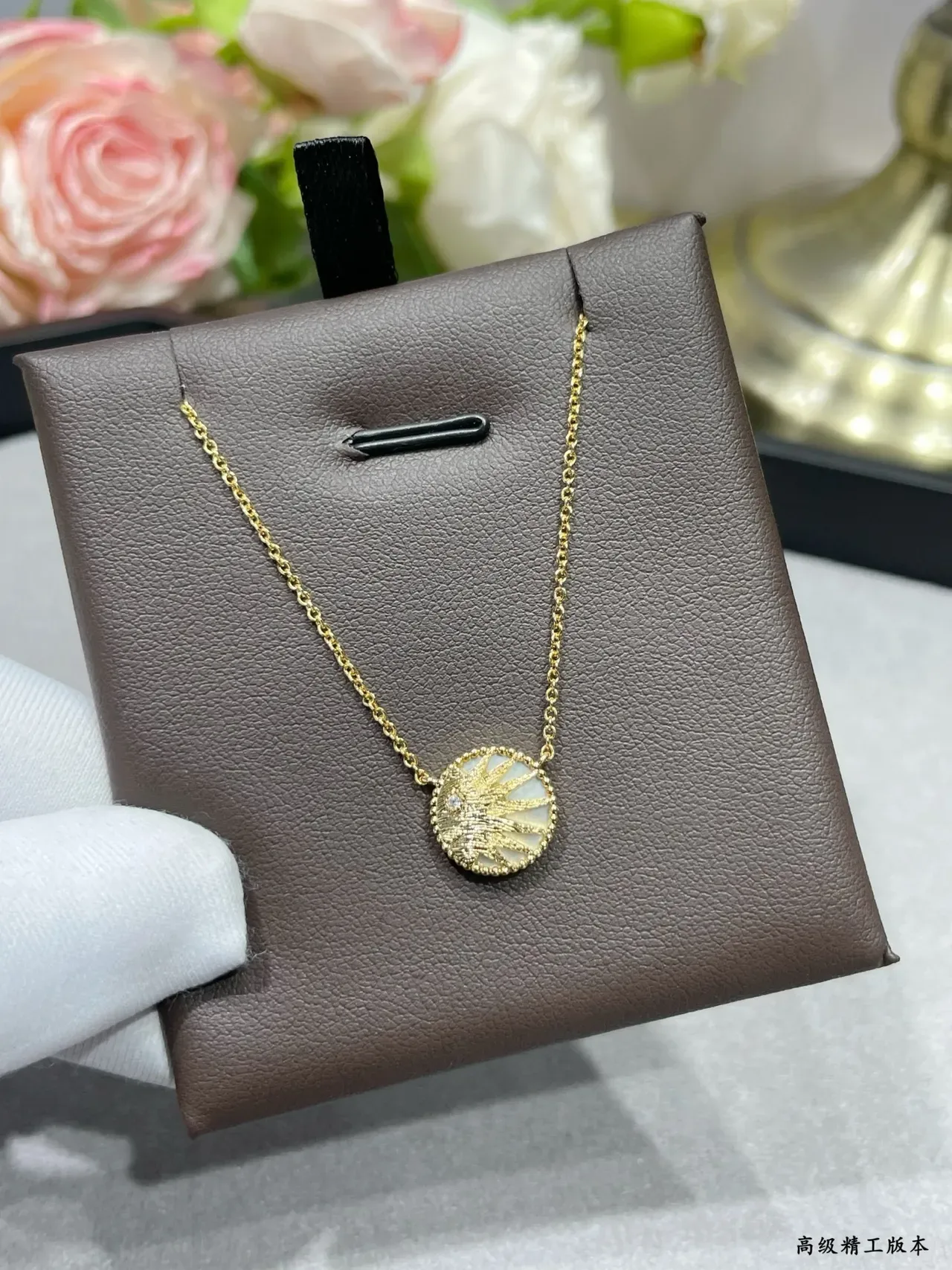 Collier pendentif lune et étoiles en émail doré 6