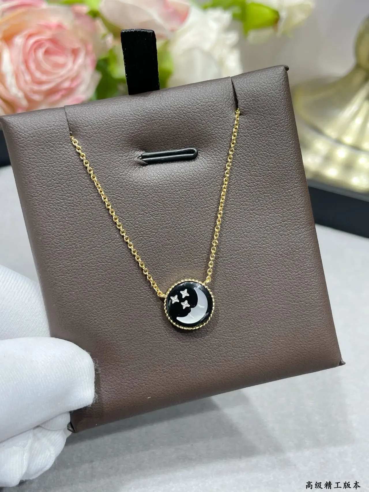 Collier pendentif lune et étoiles en émail doré 7