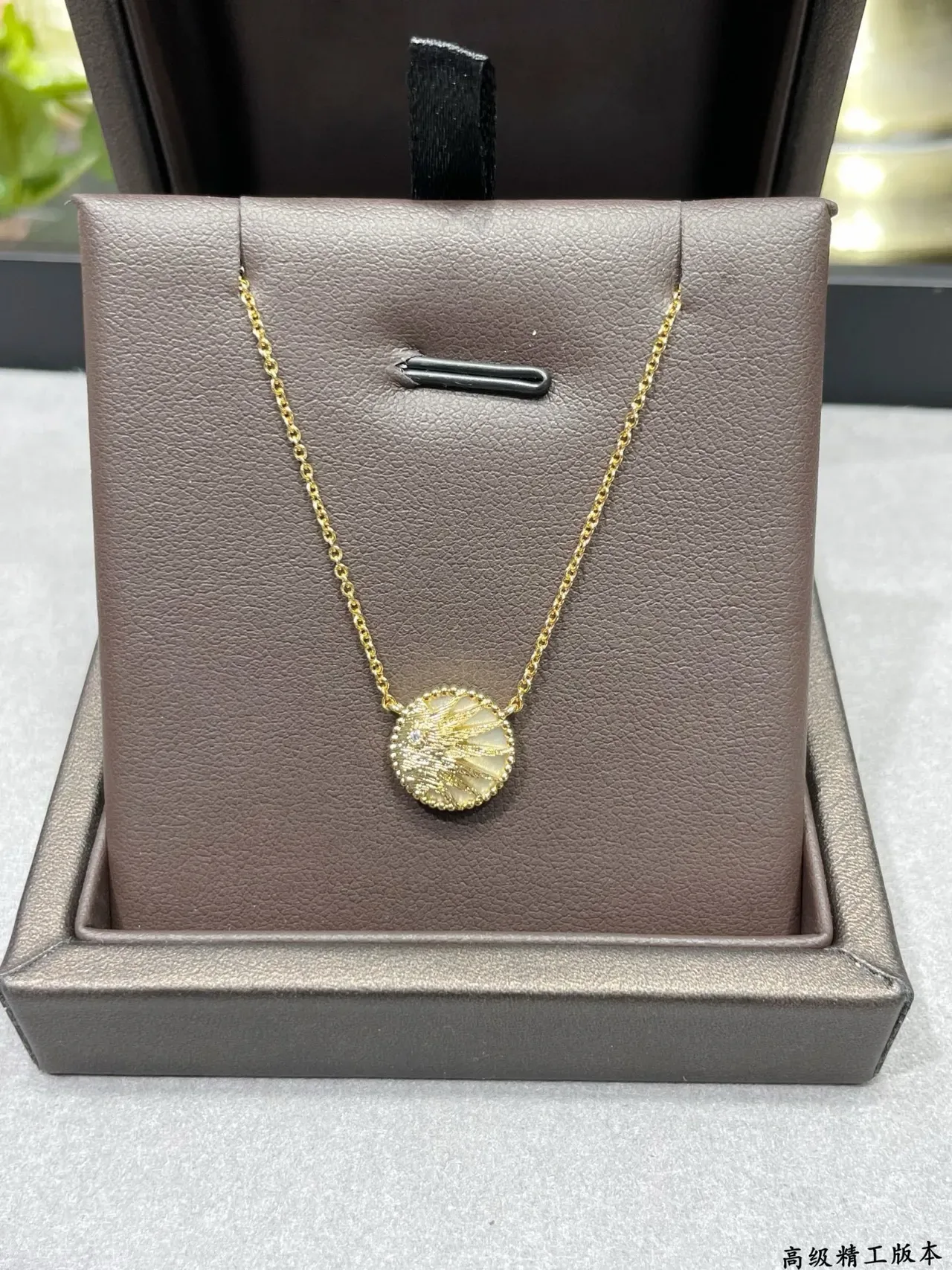 Collier pendentif lune et étoiles en émail doré 8