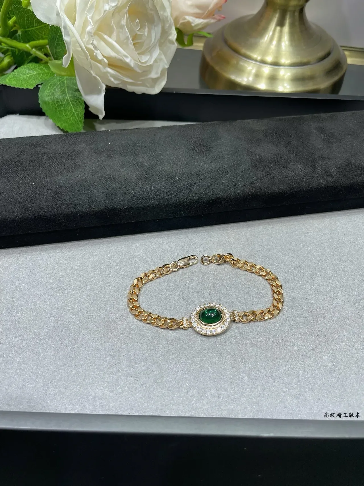 Bracelet chaîne avec cabochon oval vert en ton doré et halo pave 3