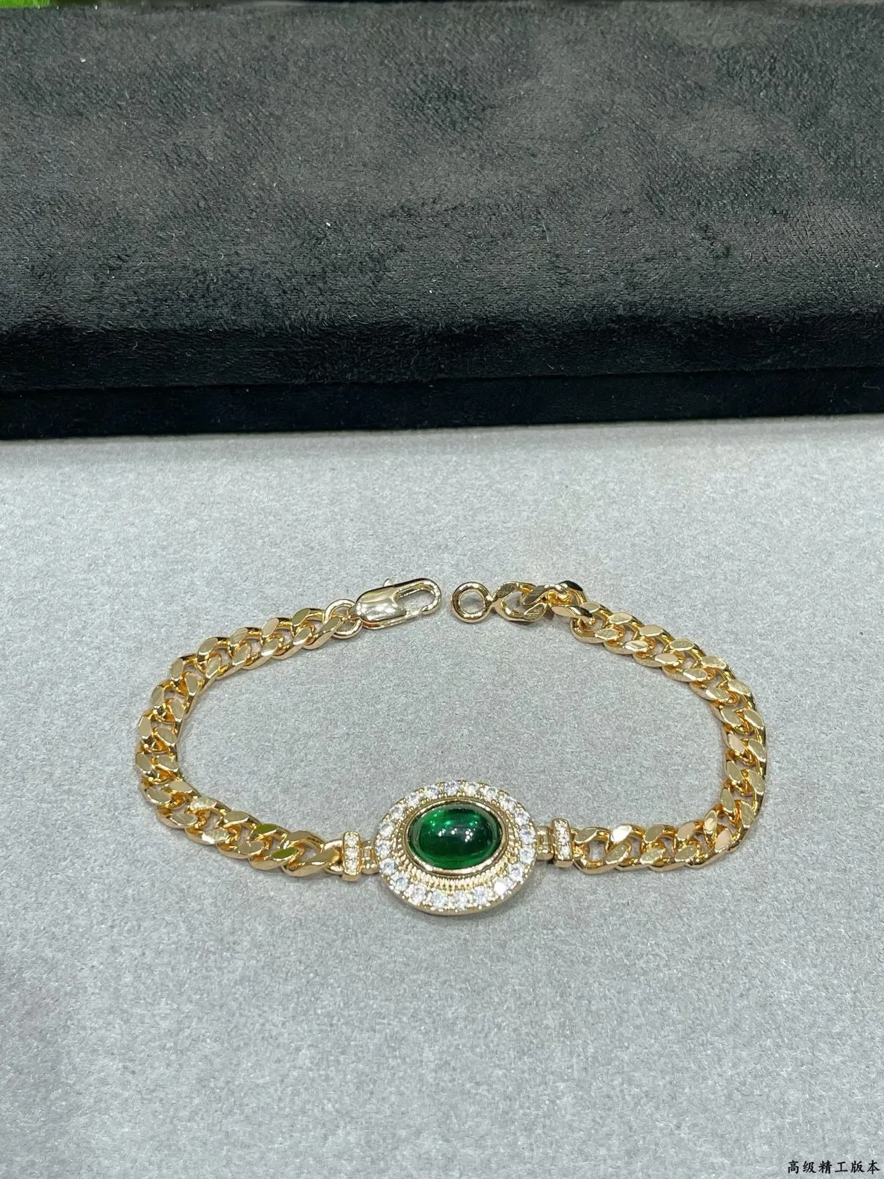 Bracelet chaîne avec cabochon oval vert en ton doré et halo pave 4