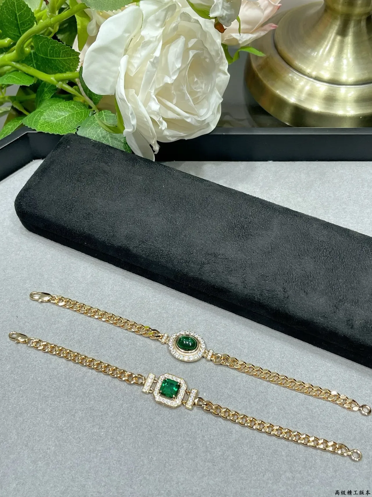 Bracelet chaîne avec cabochon oval vert en ton doré et halo pave 5