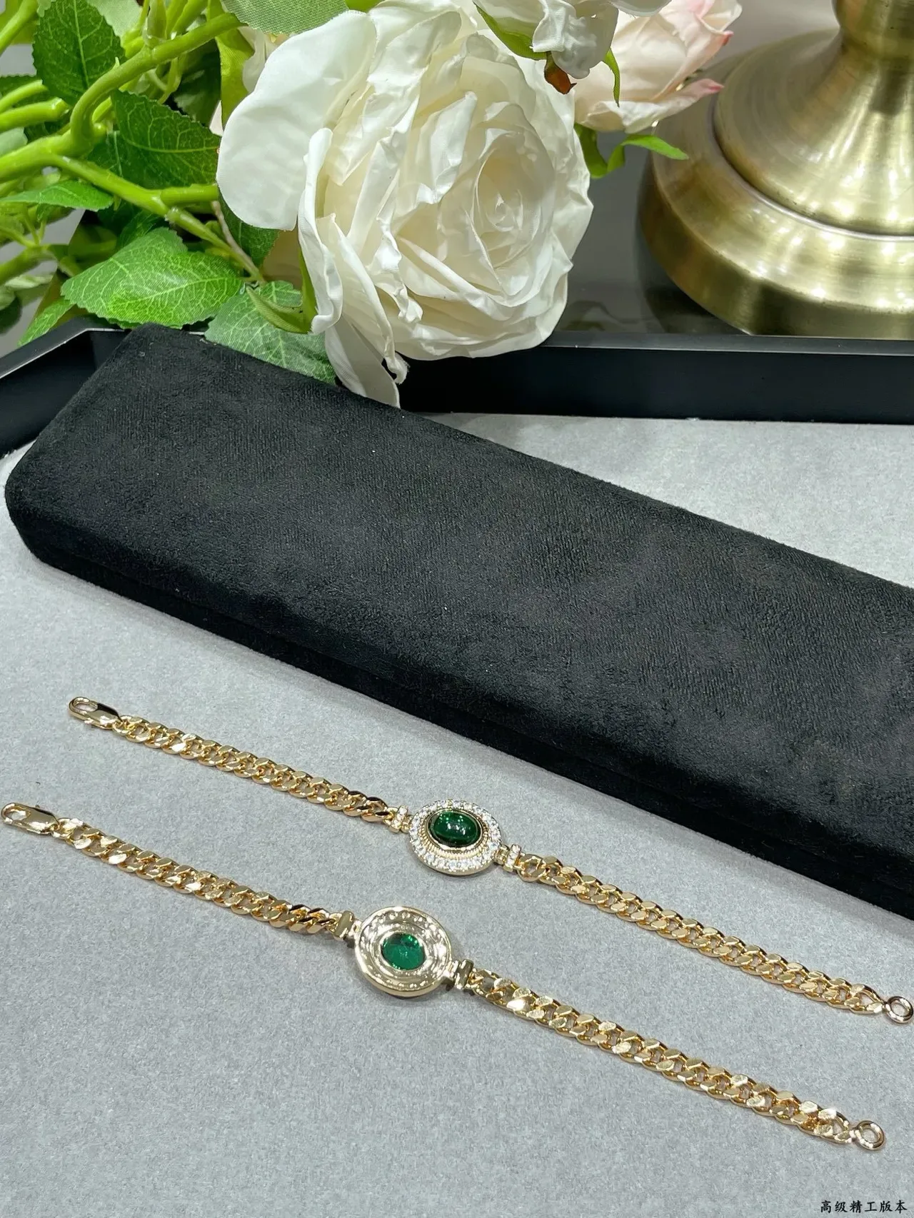 Bracelet chaîne avec cabochon oval vert en ton doré et halo pave 6