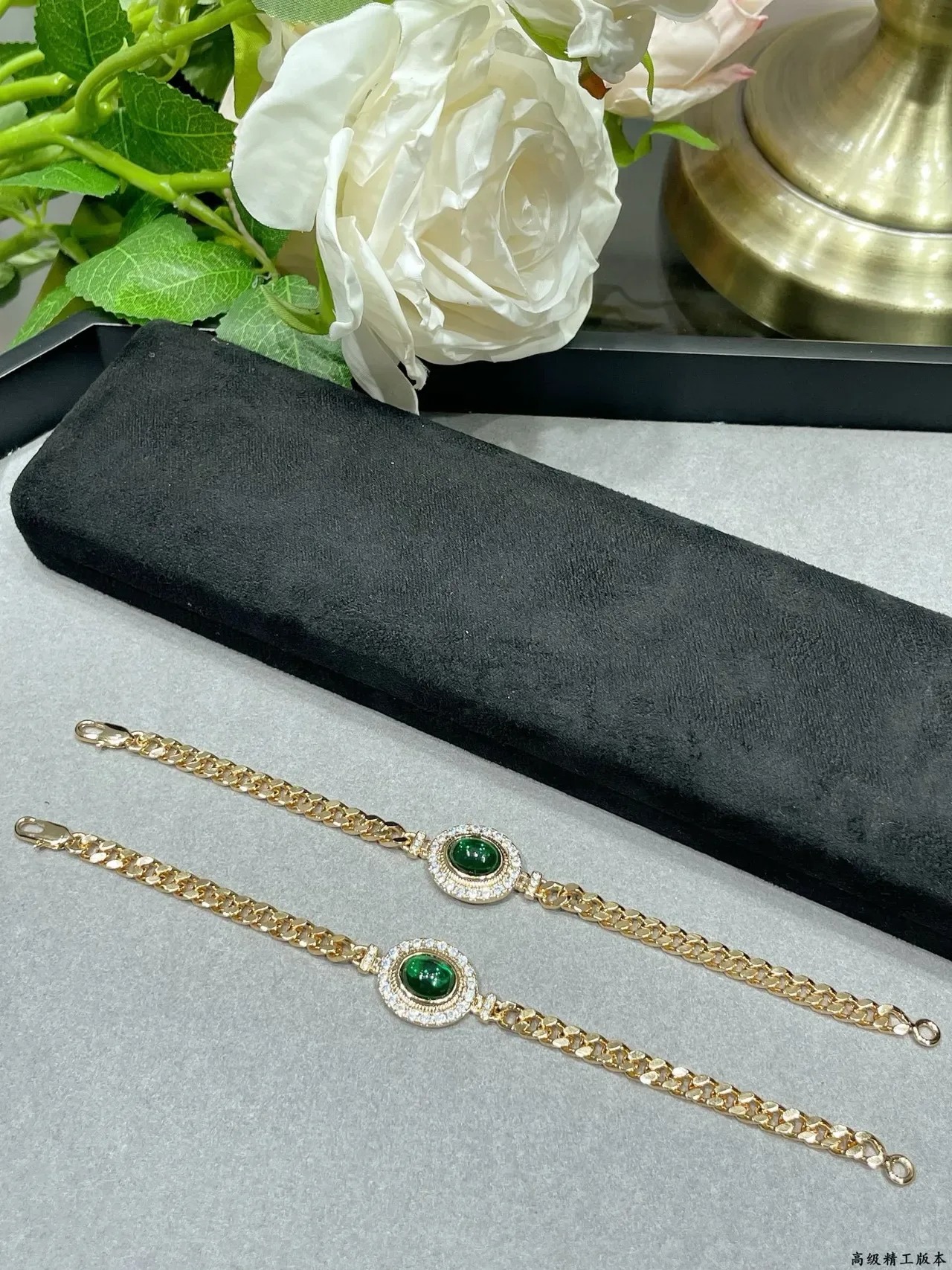 Bracelet chaîne avec cabochon oval vert en ton doré et halo pave 7