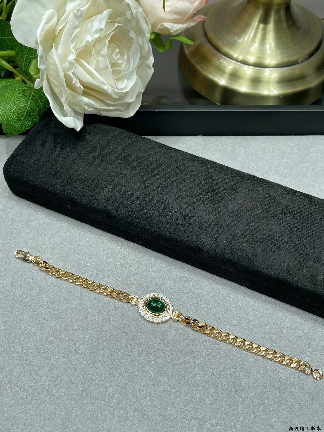 Bracelet chaîne avec cabochon oval vert en ton doré et halo pave 8