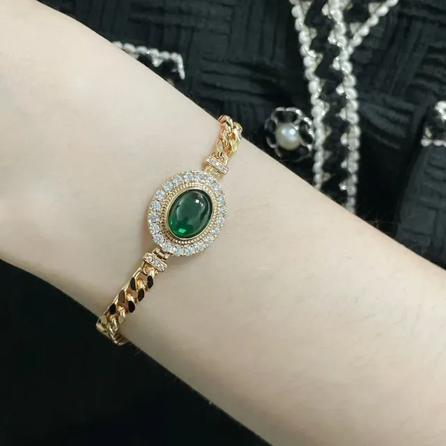 Bracelet chaîne avec cabochon oval vert en ton doré et halo pave 9