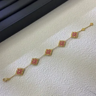 Pulsera de cadena en tono dorado con esmalte rosa de cuatro hojas