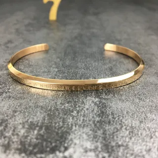 Pulsera de muñeca abierta grabada en tono dorado