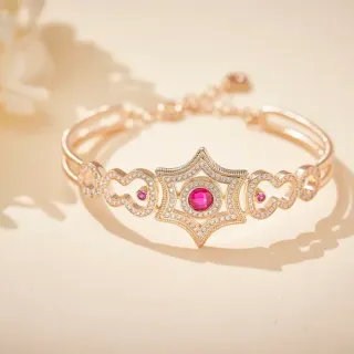 Pulseira de tom dourado com motivo de coração pavé e gemas rosadas