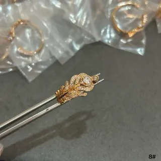 Joias de cristais pavé douradas e transparentes em forma de pena