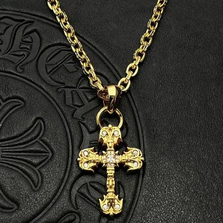 Collier de métal avec pendentif de croix doré transparent orné