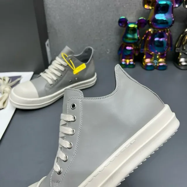Gray and Off-White Minimalist Low-Top Lifestyle Sneakers 8