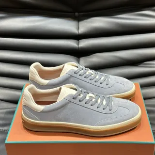 Sneakers com upper de ante cinza-beige contrastante com aba de calcanhar creme